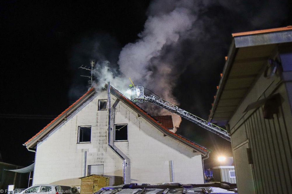 Am späten Dienstagnachmittag, dem 14. Januar 2025, kam es in der Ulmer Straße in Oxenbronn, einem Stadtteil von Ichenhausen, zu einem Brand in einem Einfamilienhaus.