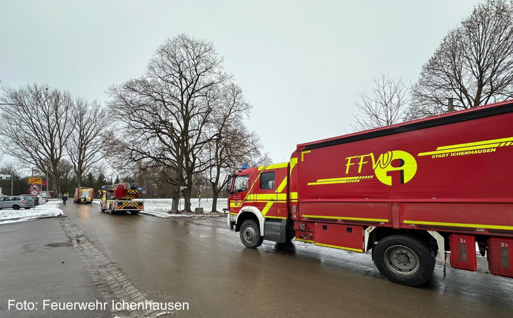 Ein missglücktes Abbiegen auf schneebedeckter Fahrbahn endete am Donnerstagnachmittag, 08.01.2026 bei Hochwang in einem eiskalten Einsatz in der Günz.