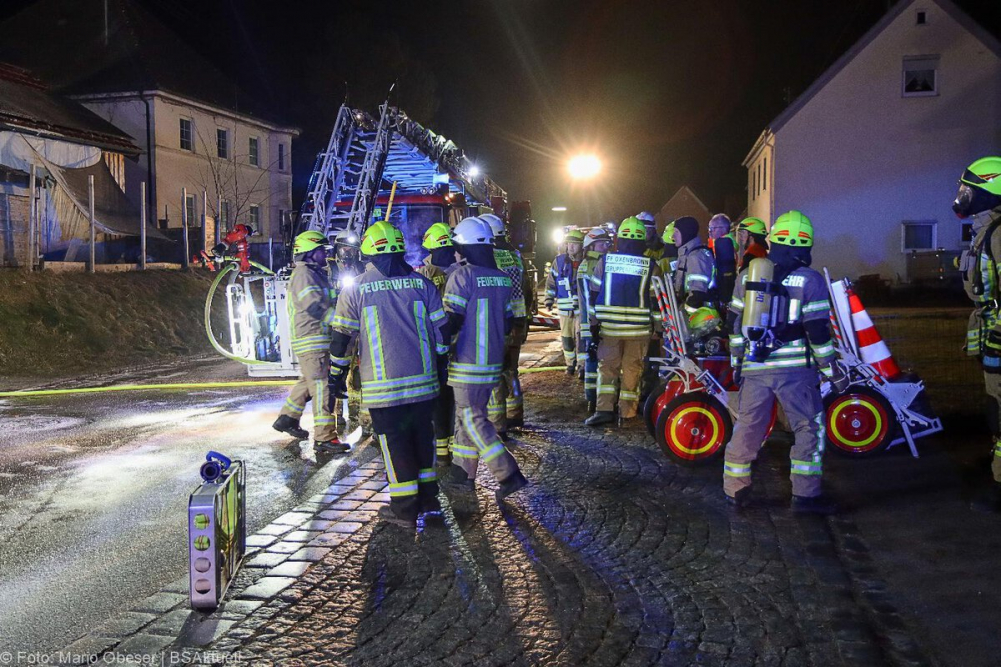 Am späten Dienstagnachmittag, dem 14. Januar 2025, kam es in der Ulmer Straße in Oxenbronn, einem Stadtteil von Ichenhausen, zu einem Brand in einem Einfamilienhaus.