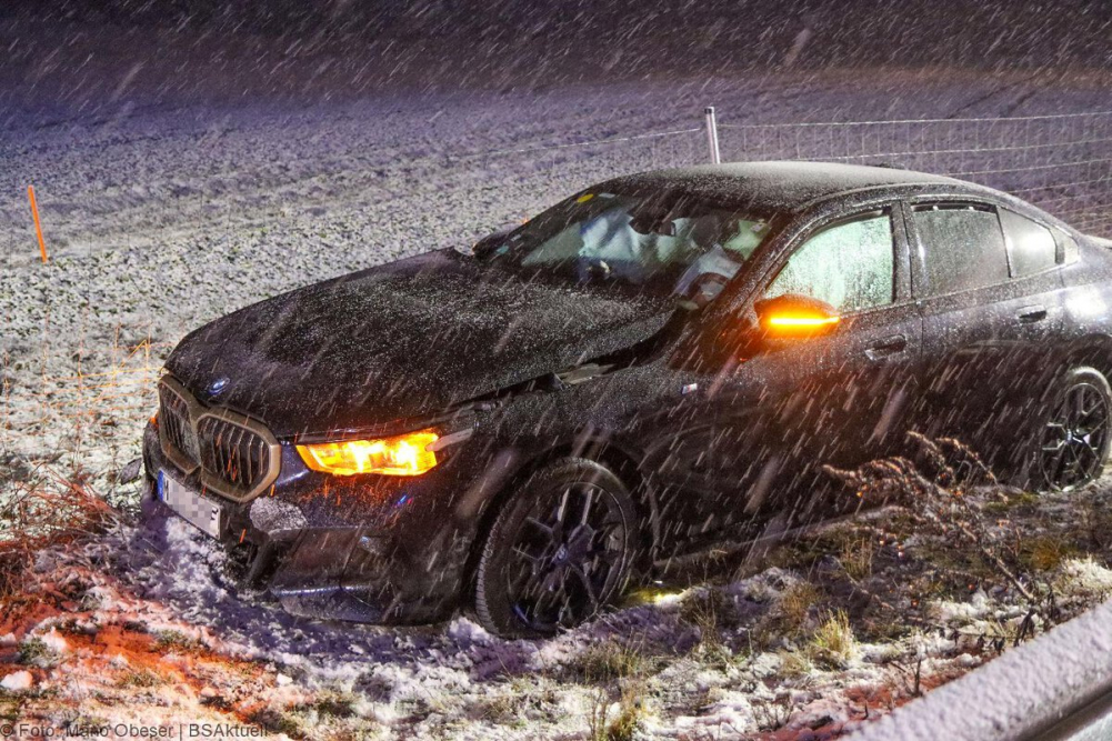 m Donnerstagabend, den 02.01.2025, ereignete sich gegen 19:40 Uhr auf der A8 zwischen den Anschlussstellen Günzburg und Burgau ein Verkehrsunfall unter winterlichen Bedingungen.