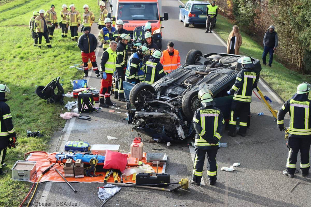 Am Montagvormittag, den 18.11.2024, ereignete sich auf der „Äußeren Offingen Straße“ zwischen Peterswörth und Offingen ein schwerer Verkehrsunfall bei einem Überholvorgang. 