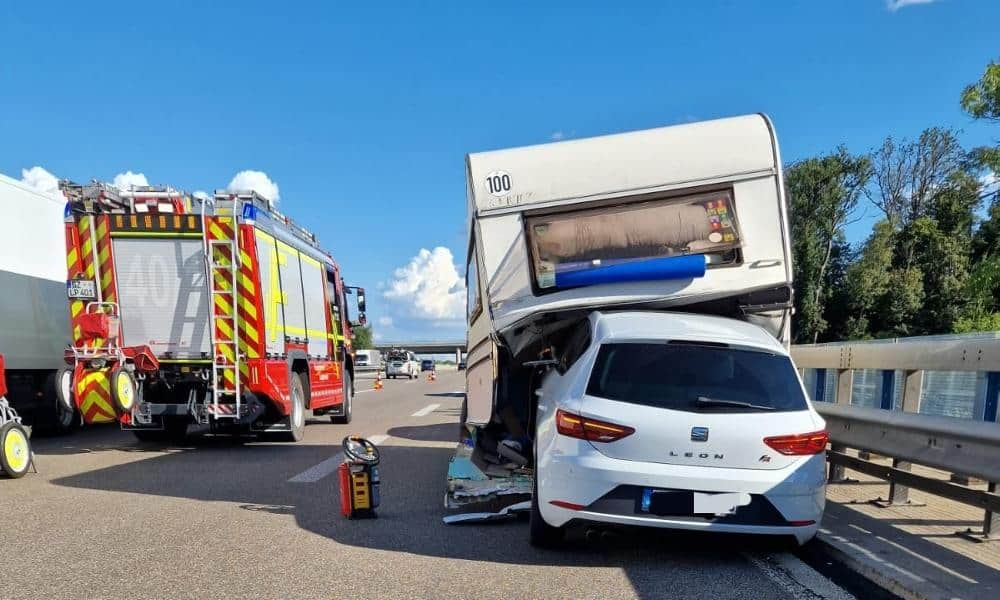 Unfall A8 Leipheim Wohnwagen