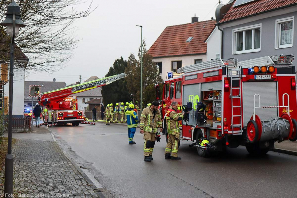 Zu einem Brand wurden Feuerwehr, Rettungsdienst und Polizei am Samstagvormittag, 28.12.2024, nach Ichenhausen alarmiert.