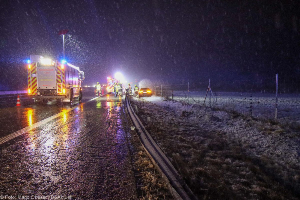 m Donnerstagabend, den 02.01.2025, ereignete sich gegen 19:40 Uhr auf der A8 zwischen den Anschlussstellen Günzburg und Burgau ein Verkehrsunfall unter winterlichen Bedingungen.