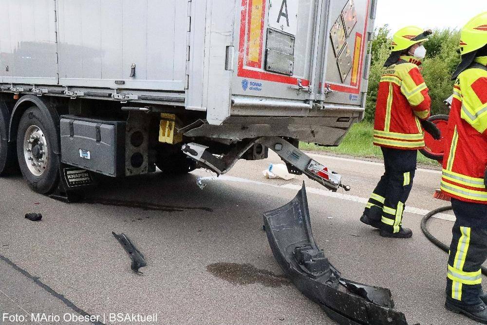 Transporter prallt gegen Lkw A8 Oberelchingen