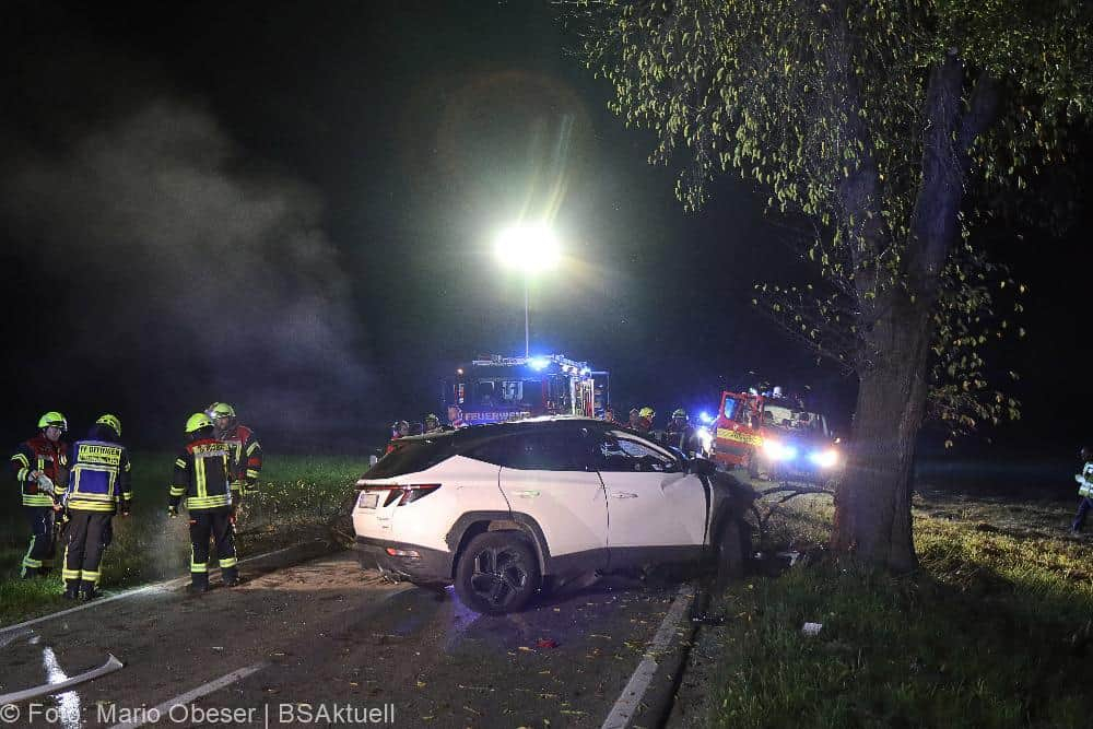 Unfall Offingen, Pkw gegen Baum