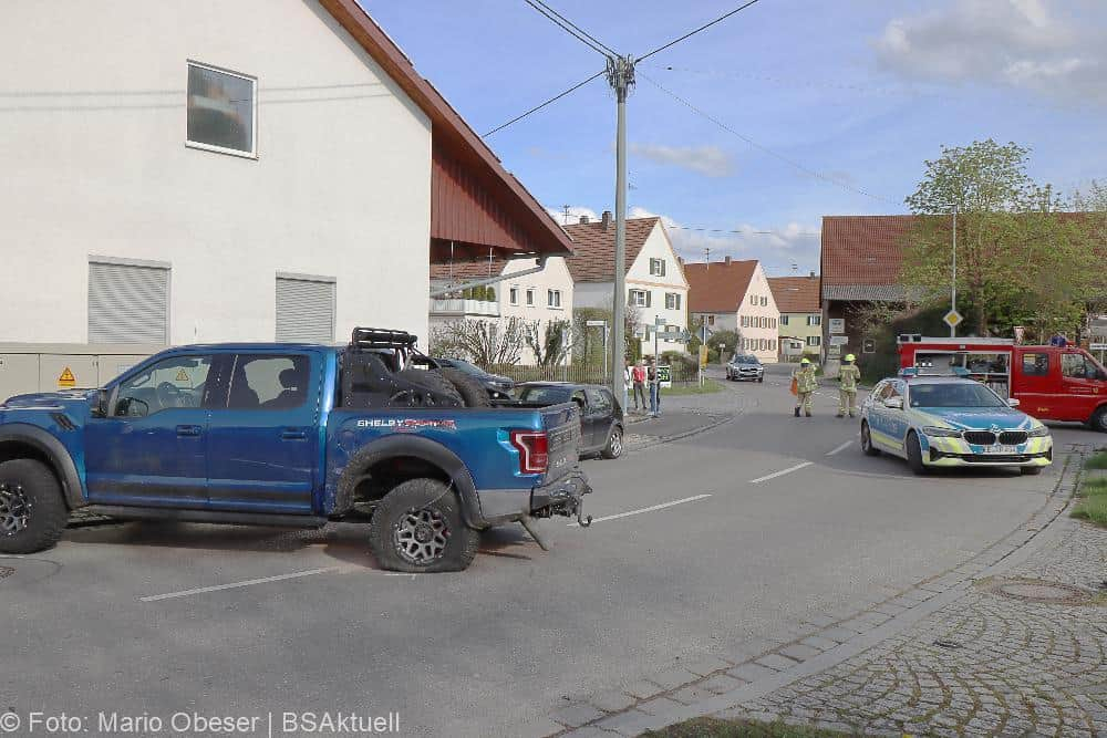 Am heutigen Sonntagnachmittag kam es in Oxenbronn zu einem Zusammenstoß zwischen einem Pickup und einem Pkw.