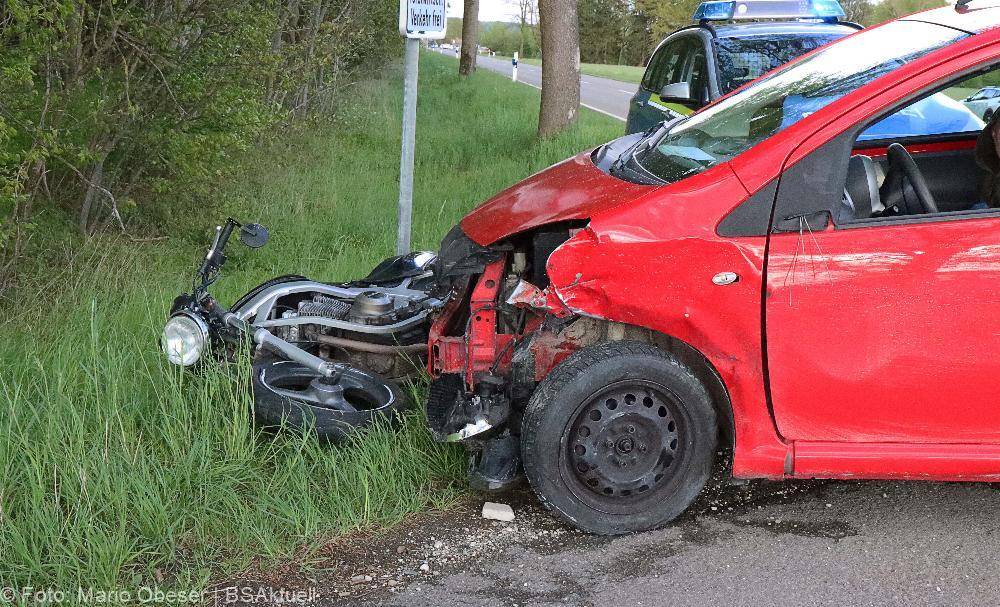 Unfall Motorrad und Pkw bei Weissenhorn