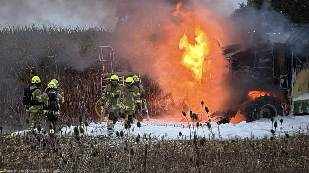 Am frühen Sonntagabend, den 29. September 2024, kam es südlich von Deubach bei Ichenhausen zum Brand eines Maishäckslers