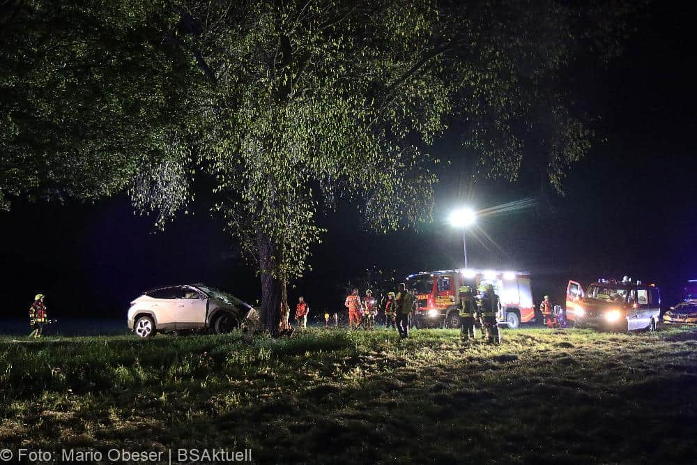 Unfall Offingen, Pkw gegen Baum