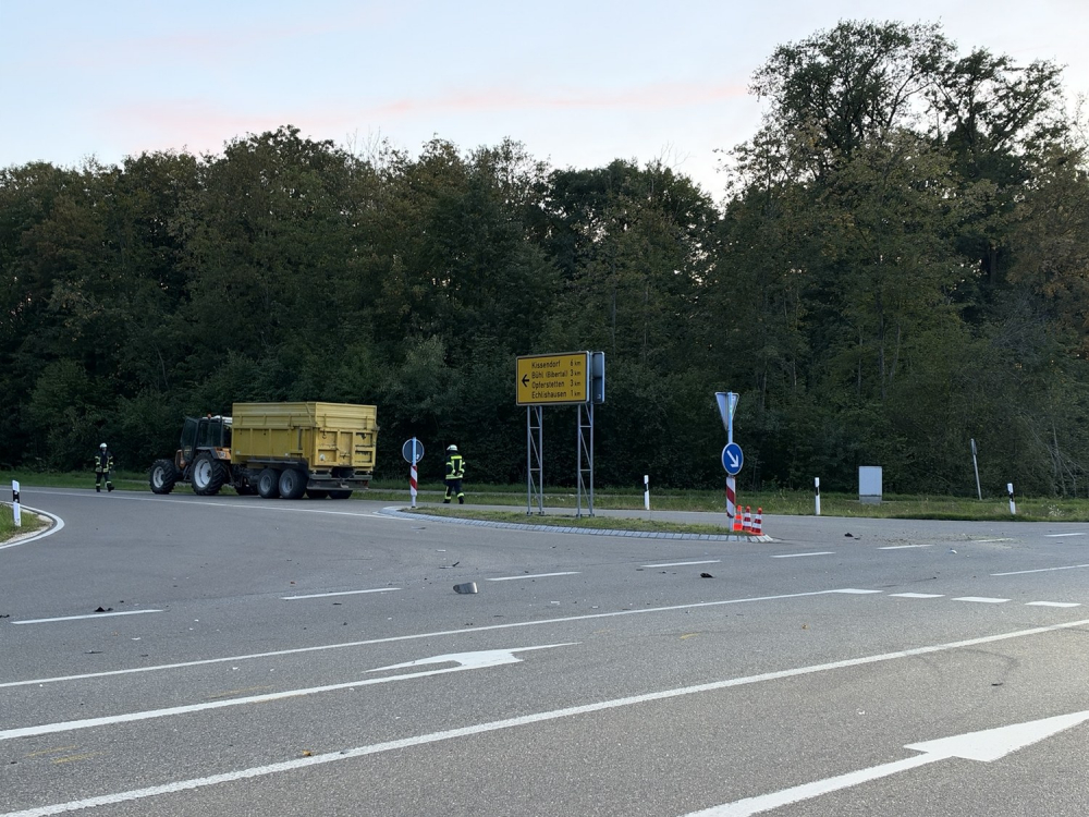 Beitragsbild zu Schwerer Unfall zwischen Traktor und Motorrad bei Leipheim: Biker lebensgefährlich verletzt