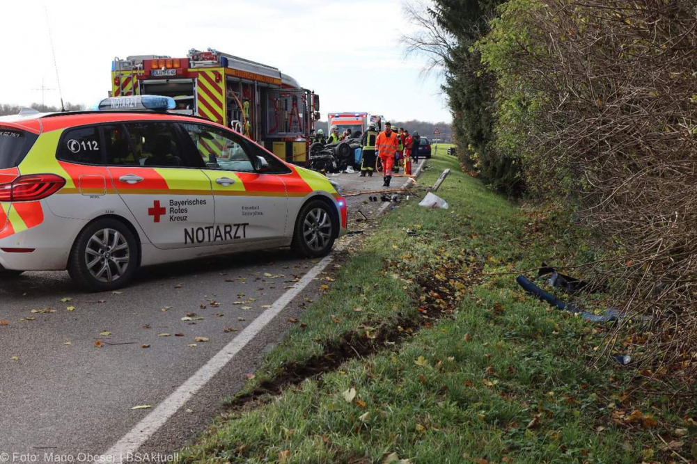 Am Montagvormittag, den 18.11.2024, ereignete sich auf der „Äußeren Offingen Straße“ zwischen Peterswörth und Offingen ein schwerer Verkehrsunfall bei einem Überholvorgang. 