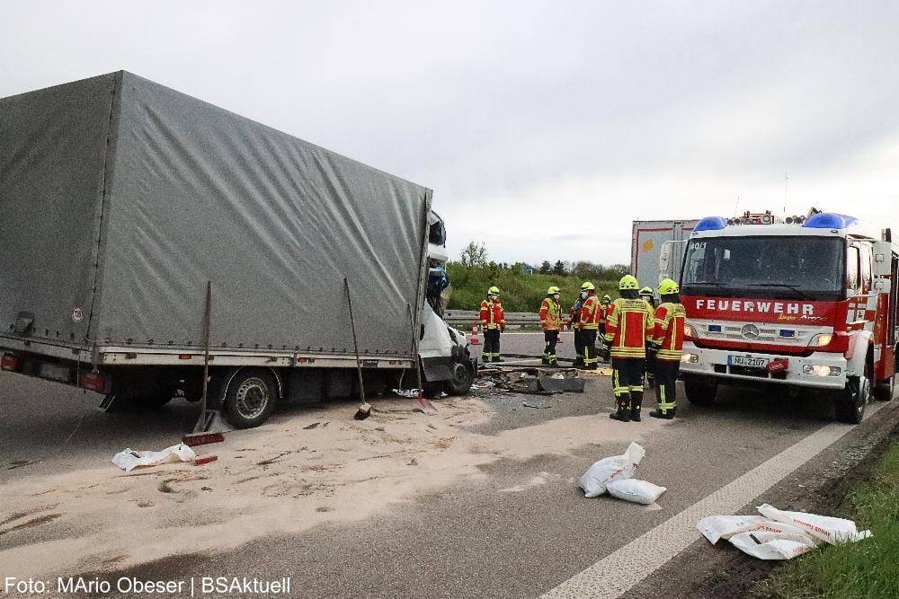 Transporter prallt gegen Lkw A8 Oberelchingen