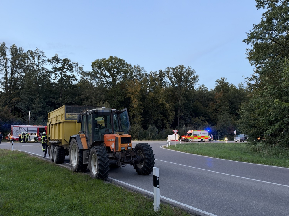 Beitragsbild zu Schwerer Unfall zwischen Traktor und Motorrad bei Leipheim: Biker lebensgefährlich verletzt