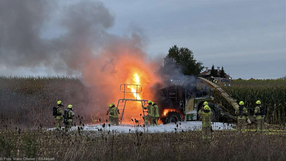Am frühen Sonntagabend, den 29. September 2024, kam es südlich von Deubach bei Ichenhausen zum Brand eines Maishäckslers