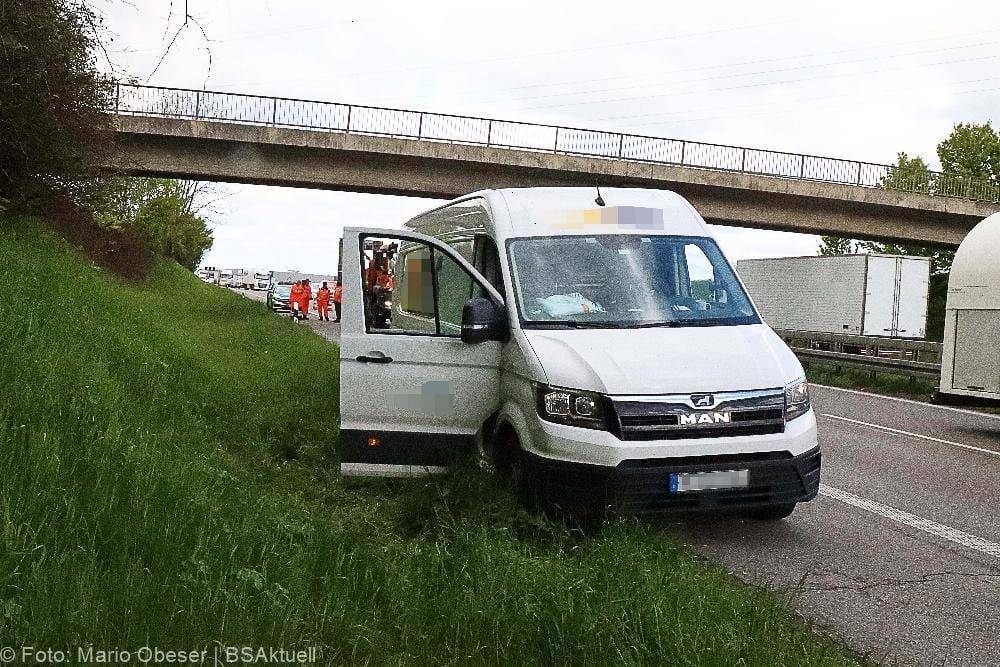 Unfall A8 Ulm-Juningen Sicherungsanhaenger 2505202