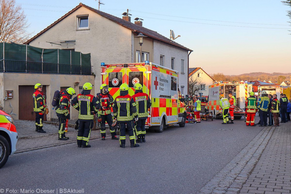 Am späten Mittwochnachmittag, den 5. März 2025, wurde der Rettungsdienst in die Donaustraße in Offingen alarmiert, nachdem eine Person kollabiert war. Vor Ort stellten die Einsatzkräfte Gasgeruch fest. Messgeräte schlugen an, woraufhin umgehend Großalarm ausgelöst wurde.
