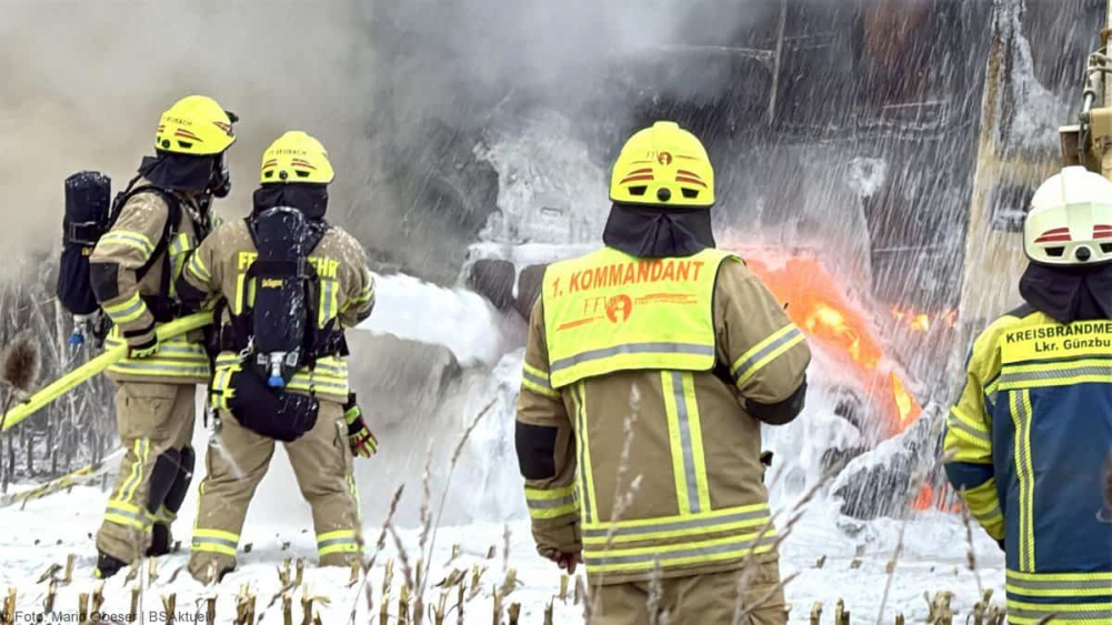 Am frühen Sonntagabend, den 29. September 2024, kam es südlich von Deubach bei Ichenhausen zum Brand eines Maishäckslers