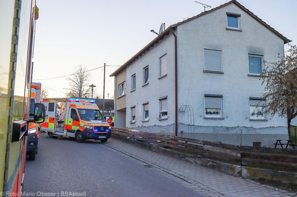 Am späten Mittwochnachmittag, den 5. März 2025, wurde der Rettungsdienst in die Donaustraße in Offingen alarmiert, nachdem eine Person kollabiert war. Vor Ort stellten die Einsatzkräfte Gasgeruch fest. Messgeräte schlugen an, woraufhin umgehend Großalarm ausgelöst wurde.