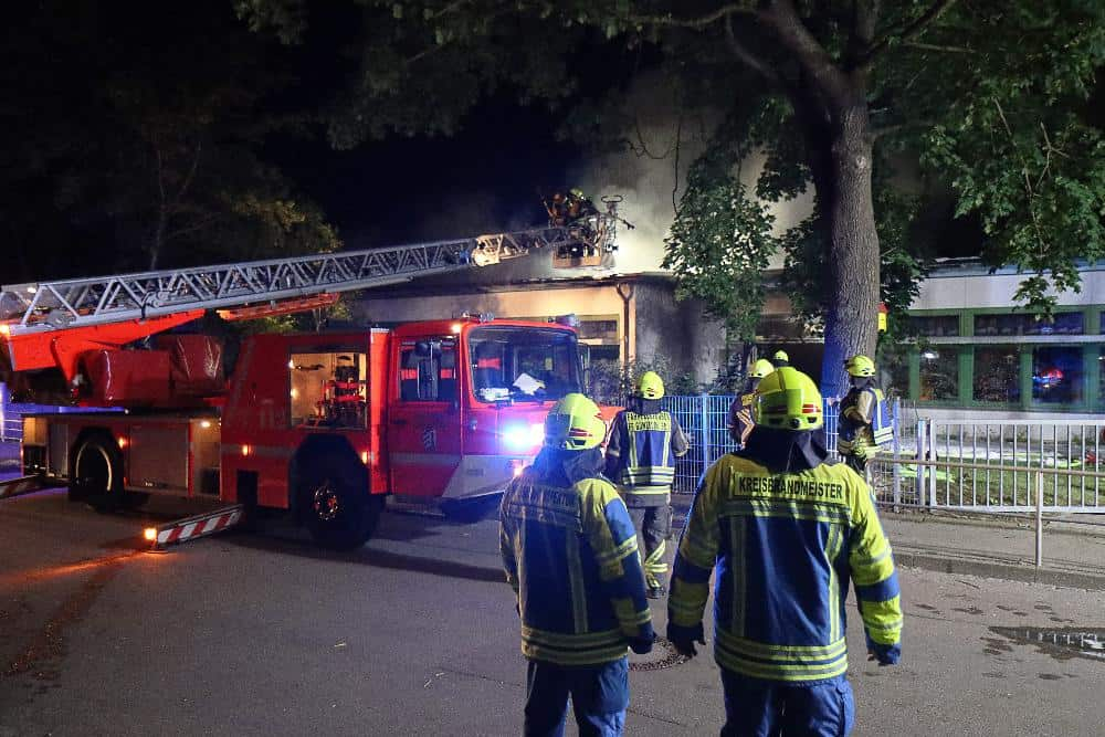 In Günzburg war es in den frühen Samstagmorgenstunden zu einem Brand gekommen, bei dem ein Kindergarten stark beschädigt wurde.