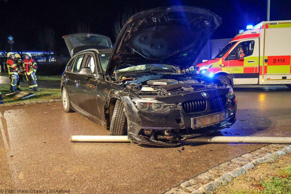 Ein ungewöhnlicher Verkehrsunfall ereignete sich am Samstagabend, den 7. Dezember 2024, in Jettingen-Scheppach.