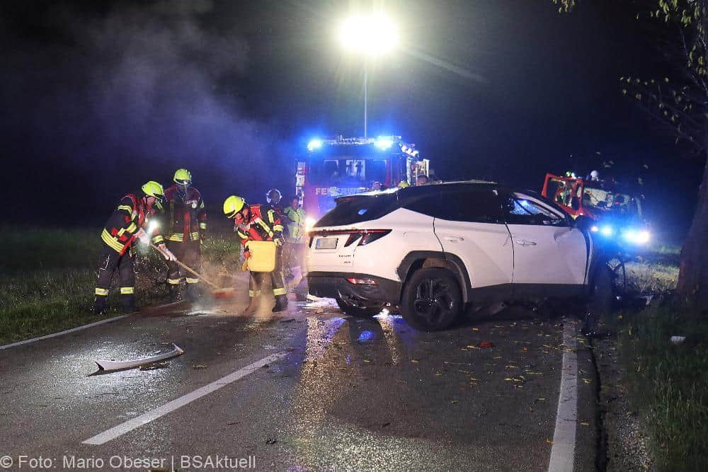 Unfall Offingen, Pkw gegen Baum