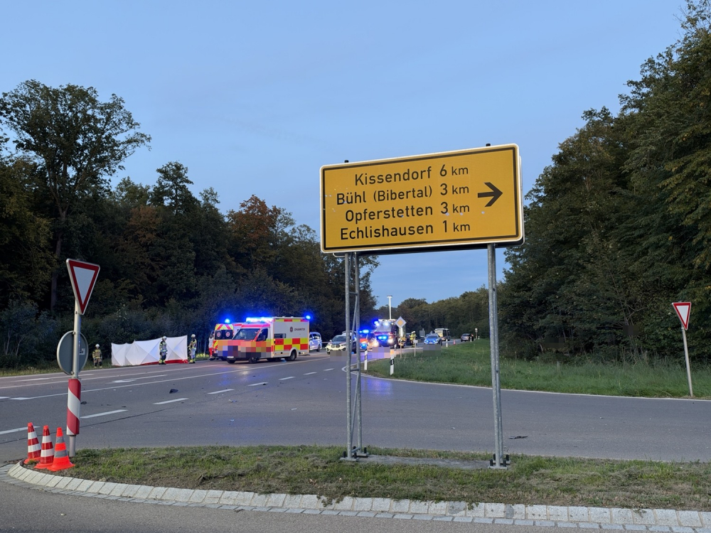 Beitragsbild zu Schwerer Unfall zwischen Traktor und Motorrad bei Leipheim: Biker lebensgefährlich verletzt