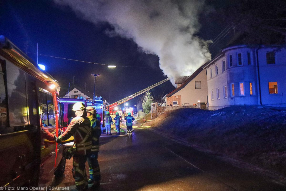 Am späten Dienstagnachmittag, dem 14. Januar 2025, kam es in der Ulmer Straße in Oxenbronn, einem Stadtteil von Ichenhausen, zu einem Brand in einem Einfamilienhaus.