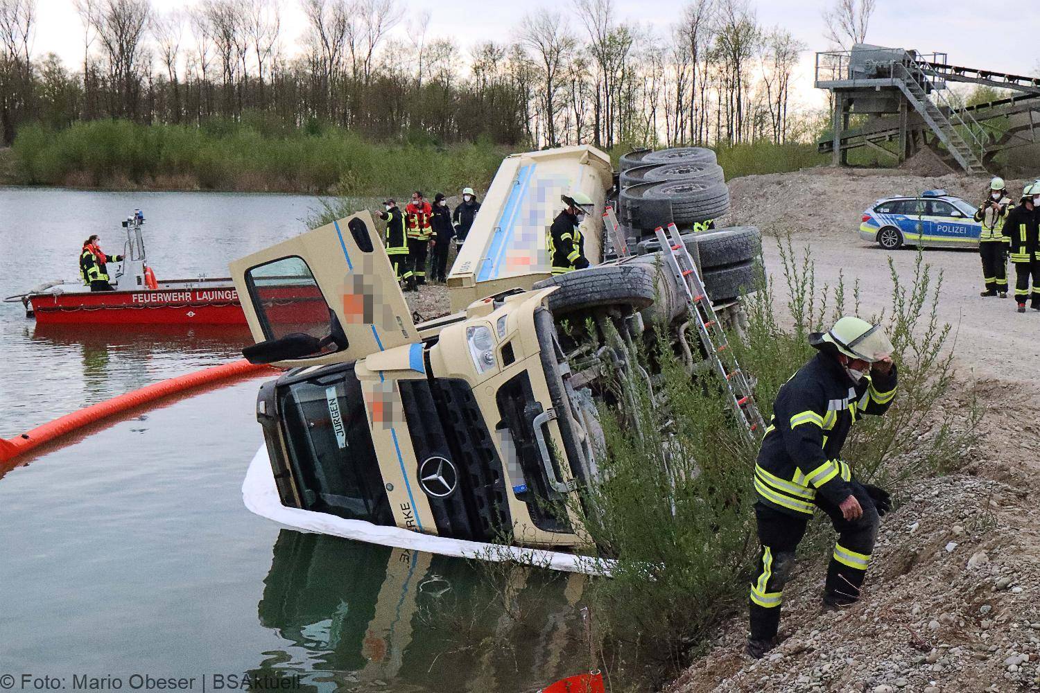 Lkw kippt in See Gundelfingen 04052021