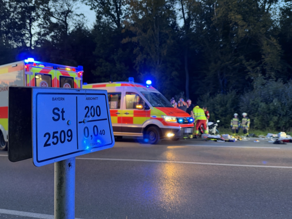 Beitragsbild zu Schwerer Unfall zwischen Traktor und Motorrad bei Leipheim: Biker lebensgefährlich verletzt