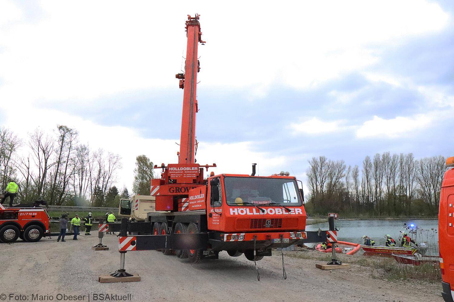 Lkw kippt in See Gundelfingen 04052021 31