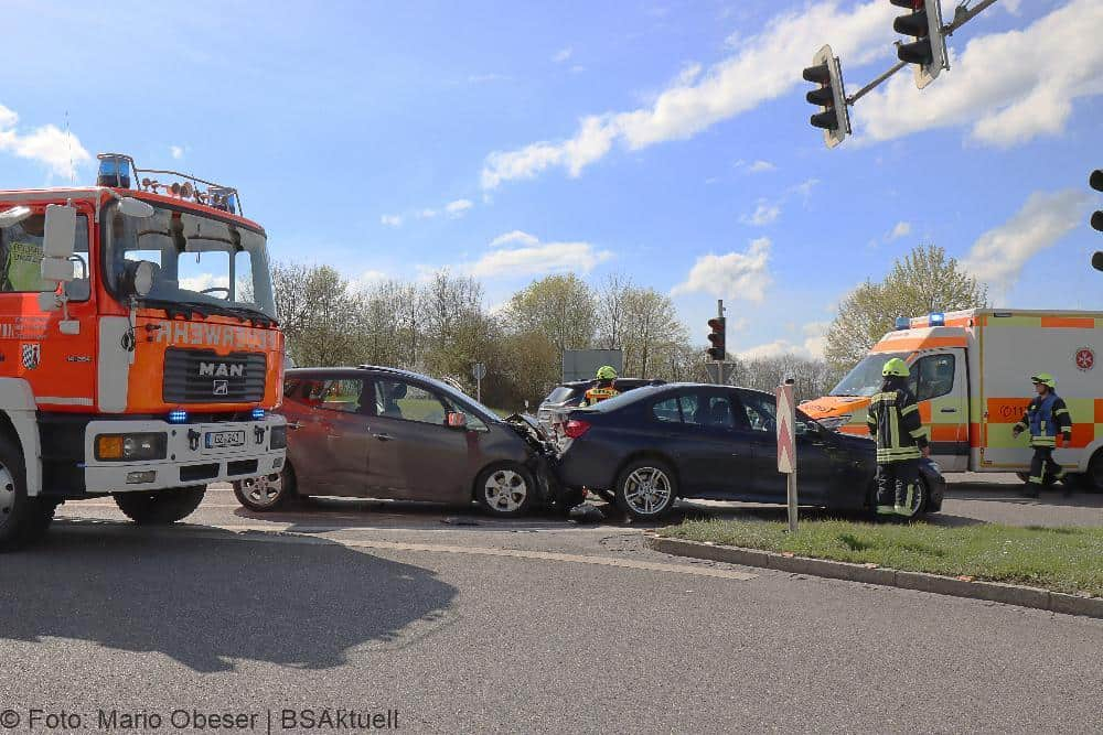 Zwei Fahrzeuge waren am heutigen Sonntagnachmittag, 23.04.2023, an einem Auffahrunfall an einer Kreuzung auf der Bundesstraße beteilig.