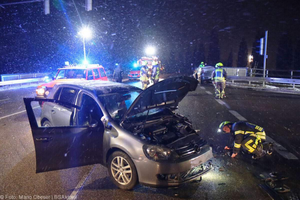 Am Freitag, den 22. November 2024, mussten Polizei und Rettungsdienste im Landkreis Günzburg zu mehreren Verkehrsunfällen ausrücken. Insgesamt fünf Vorfälle beschäftigten die Verkehrspolizei und die Polizeiinspektion Günzburg.