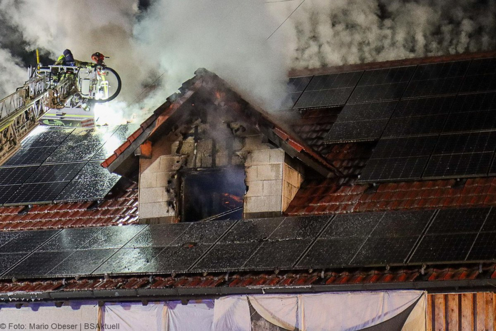 Am späten Dienstagnachmittag, dem 14. Januar 2025, kam es in der Ulmer Straße in Oxenbronn, einem Stadtteil von Ichenhausen, zu einem Brand in einem Einfamilienhaus.