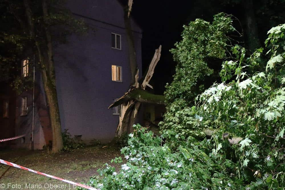 Neu-Ulm Baum Blitzschlag gegen Gebaaude 21072022