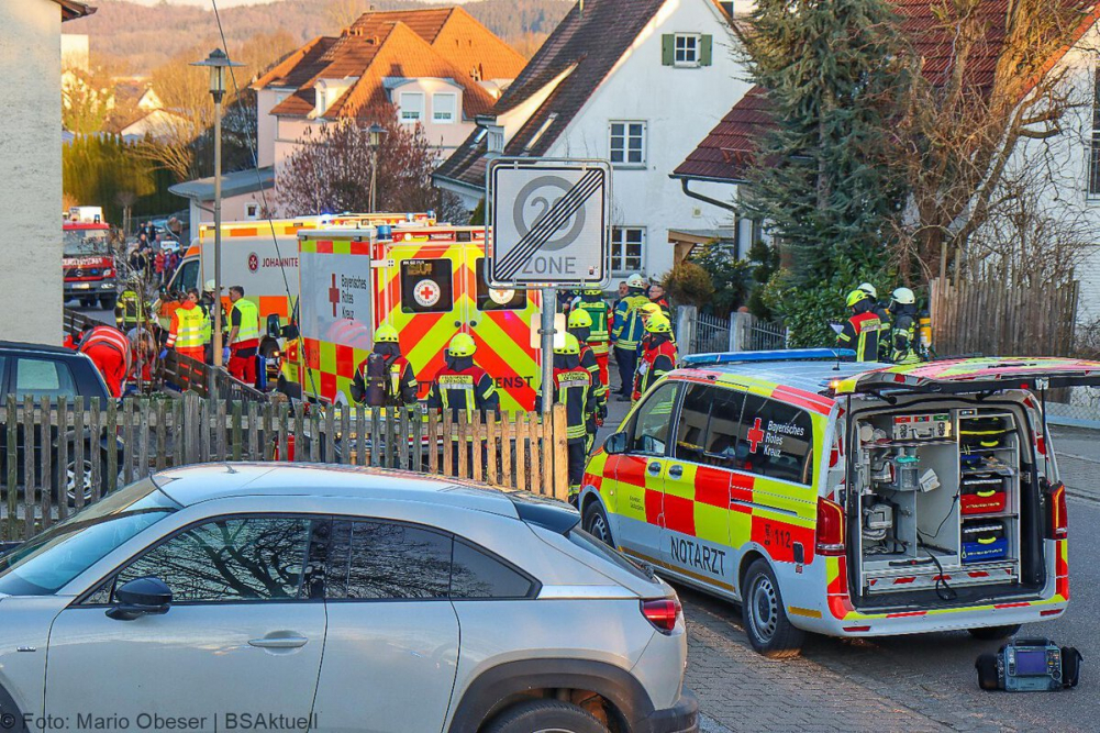 Am späten Mittwochnachmittag, den 5. März 2025, wurde der Rettungsdienst in die Donaustraße in Offingen alarmiert, nachdem eine Person kollabiert war. Vor Ort stellten die Einsatzkräfte Gasgeruch fest. Messgeräte schlugen an, woraufhin umgehend Großalarm ausgelöst wurde.