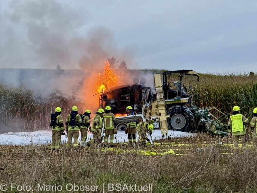 Am frühen Sonntagabend, den 29. September 2024, kam es südlich von Deubach bei Ichenhausen zum Brand eines Maishäckslers