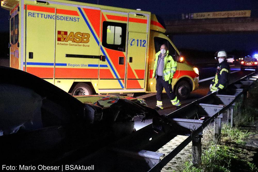 Pkw prallt auf der A8 bei Riedheim gegen die Leitplanke