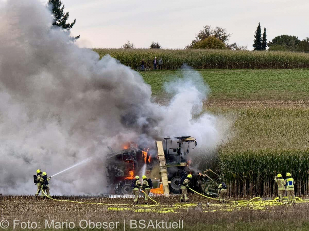 Am frühen Sonntagabend, den 29. September 2024, kam es südlich von Deubach bei Ichenhausen zum Brand eines Maishäckslers