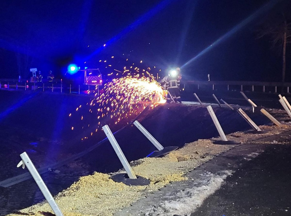 Fahrer durchbricht bei Jettingen Leitplanke am Kreisverkehr und landet im Feld.