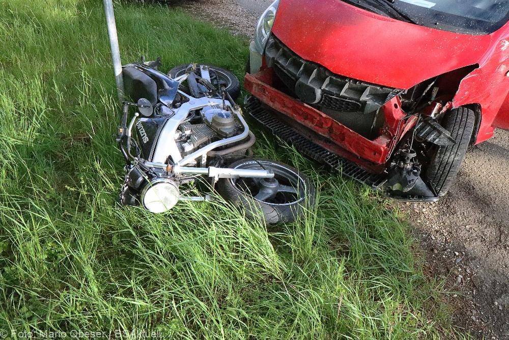 Unfall Motorrad und Pkw bei Weissenhorn