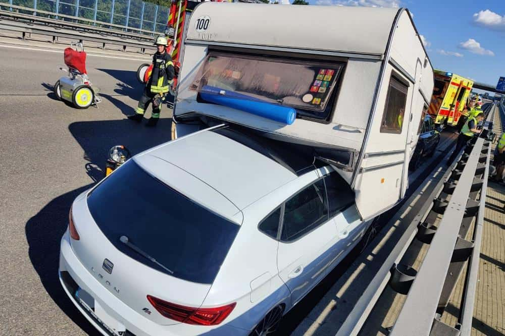 Unfall A8 Leipheim Wohnwagen