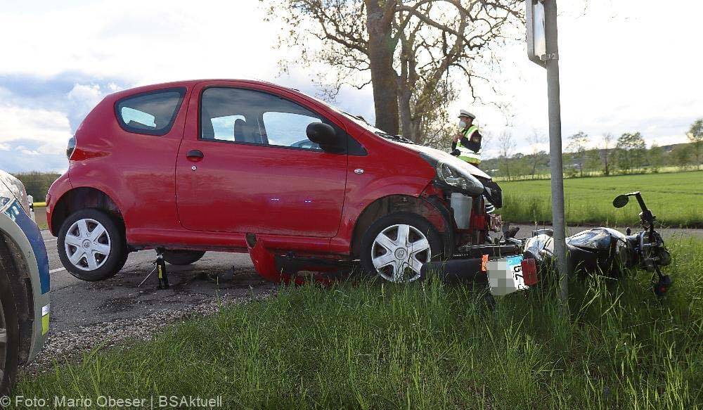 Unfall Motorrad und Pkw bei Weissenhorn