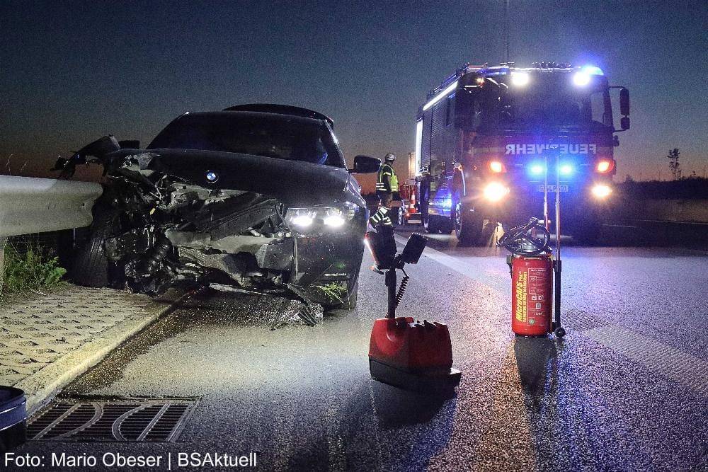 Pkw prallt auf der A8 bei Riedheim gegen die Leitplanke