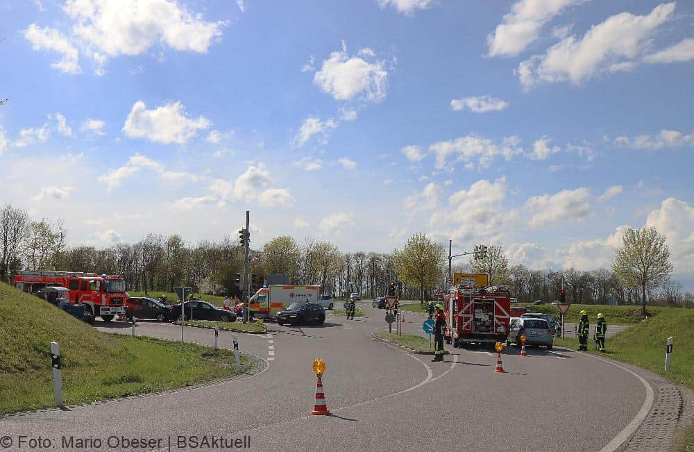Zwei Fahrzeuge waren am heutigen Sonntagnachmittag, 23.04.2023, an einem Auffahrunfall an einer Kreuzung auf der Bundesstraße beteilig.