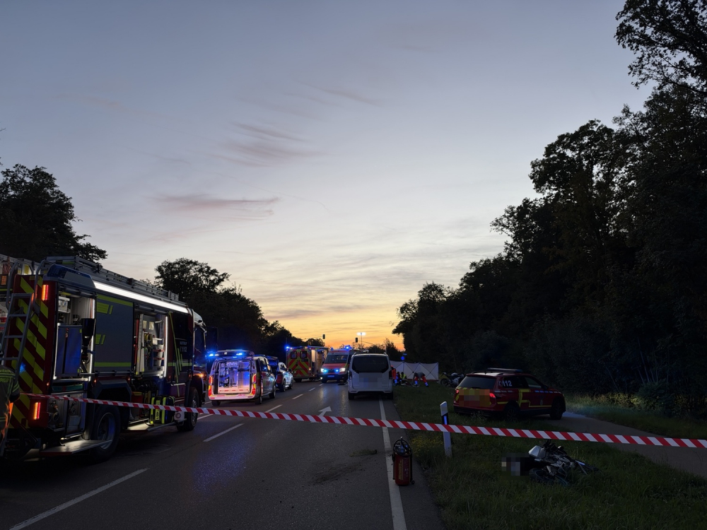 Beitragsbild zu Schwerer Unfall zwischen Traktor und Motorrad bei Leipheim: Biker lebensgefährlich verletzt