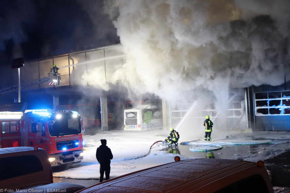 Einsatzkräfte wurden am frühen Sonntagmorgen, gegen 01.47 Uhr, zu einem Busdepot im Bereich des Bahnhofes in Günzburg zu einer starken Rauchentwicklung alarmiert.