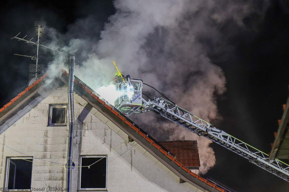 Am späten Dienstagnachmittag, dem 14. Januar 2025, kam es in der Ulmer Straße in Oxenbronn, einem Stadtteil von Ichenhausen, zu einem Brand in einem Einfamilienhaus.