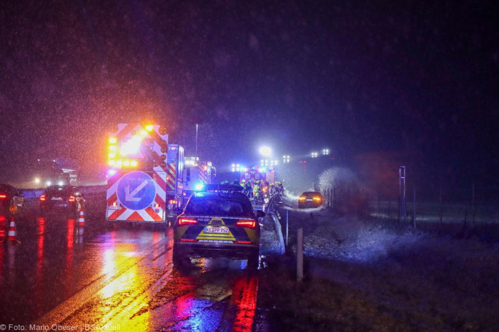 m Donnerstagabend, den 02.01.2025, ereignete sich gegen 19:40 Uhr auf der A8 zwischen den Anschlussstellen Günzburg und Burgau ein Verkehrsunfall unter winterlichen Bedingungen.