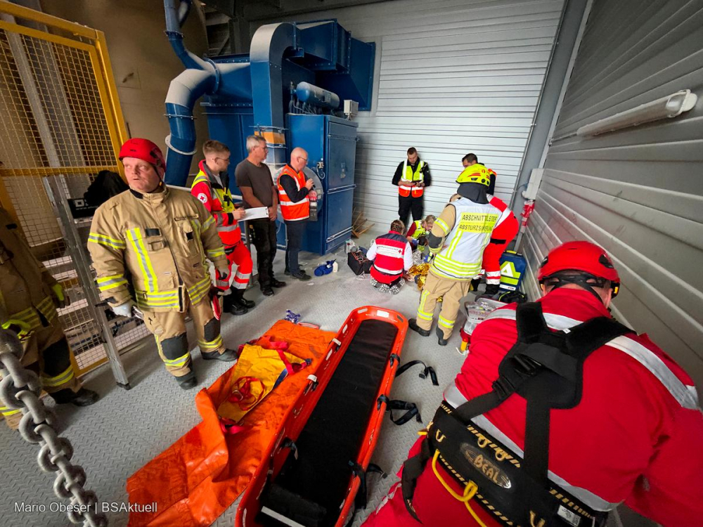 Übung Freiwillige Feuerwehr Ichenhausen und der Rettungsdienst 